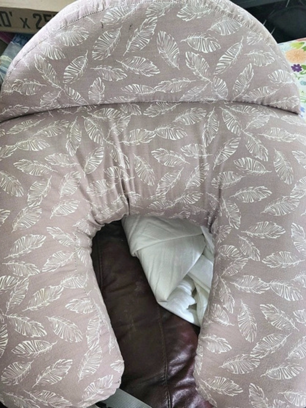 Momcozy Nursing Pillow - Pink & White Feather Print